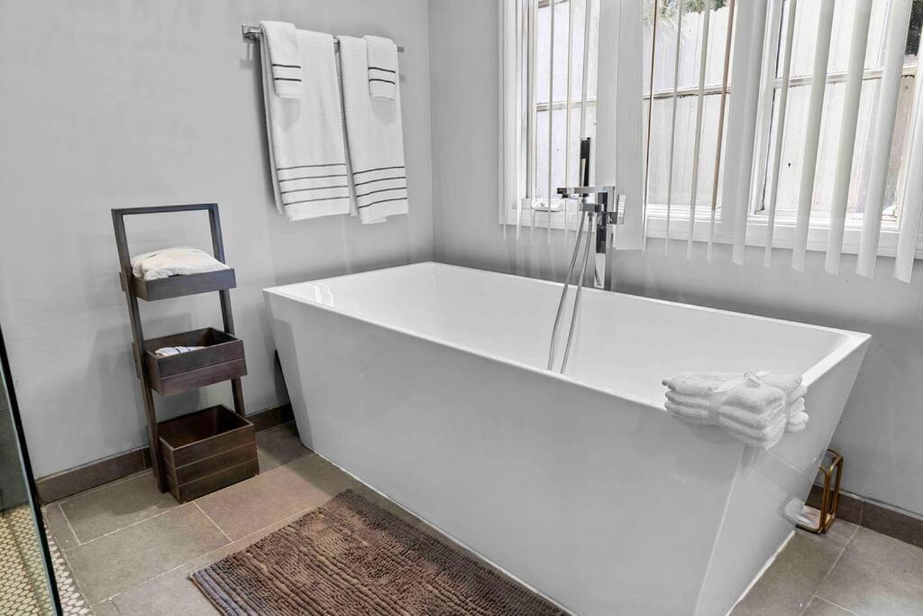 Stunning Mediterranean Mansion In Laurel Canyon Los Angeles Bagian luar foto