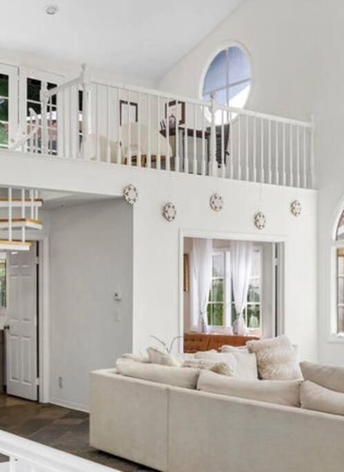 Stunning Mediterranean Mansion In Laurel Canyon Los Angeles Bagian luar foto