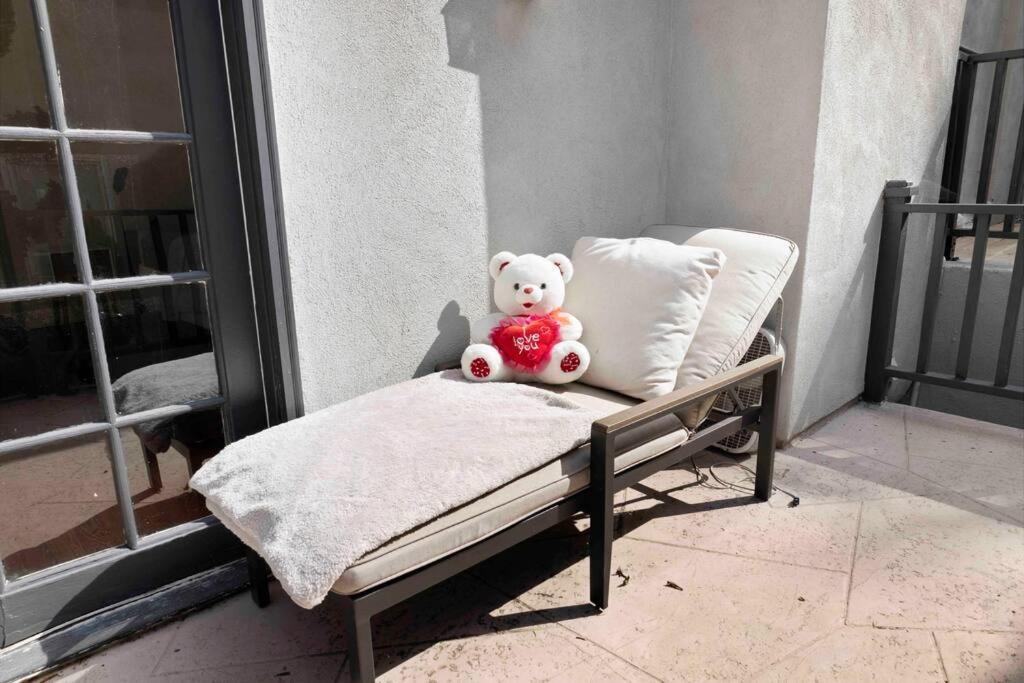 Stunning Mediterranean Mansion In Laurel Canyon Los Angeles Bagian luar foto
