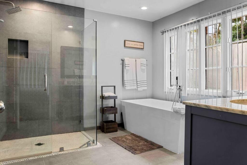 Stunning Mediterranean Mansion In Laurel Canyon Los Angeles Bagian luar foto