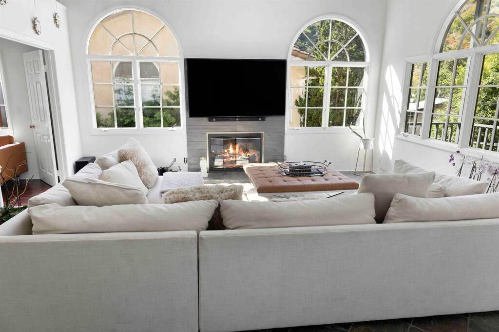 Stunning Mediterranean Mansion In Laurel Canyon Los Angeles Bagian luar foto